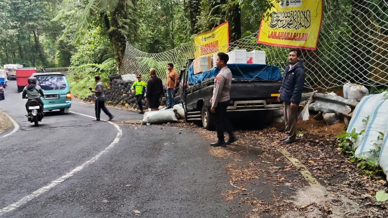 Pick Up Alami Kecelakaan Akibat Rem Blong di Jalur Erek-erek Banyuwangi