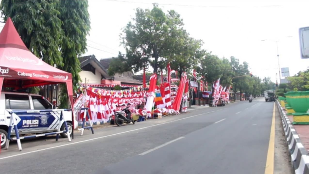 Menjelang 17 Agustus, Pedagang Bendera Musiman Ramai di Sumenep