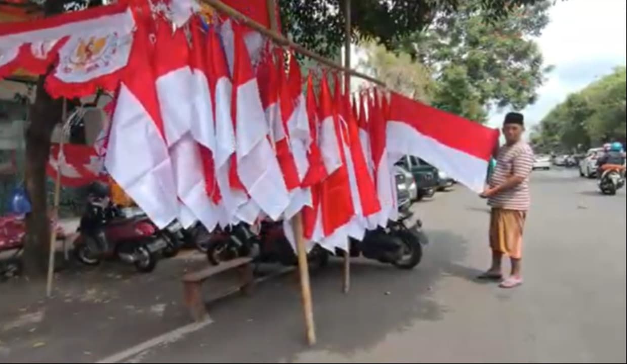 Jelang HUT ke-80 RI, Pedagang Bendera Mulai Menjamur di Kota Malang