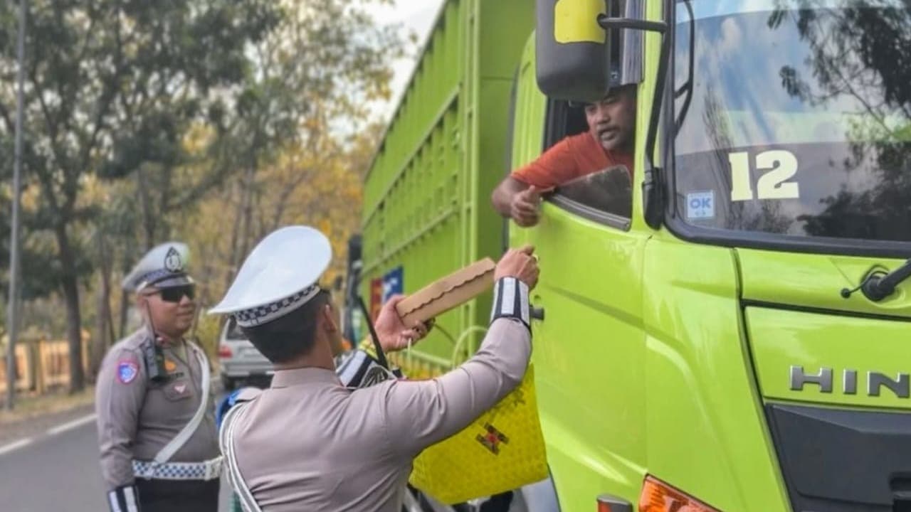 Polisi Bagikan Nasi Kotak ke Sopir Truk yang Terjebak Macet di Hutan Baluran Situbondo
