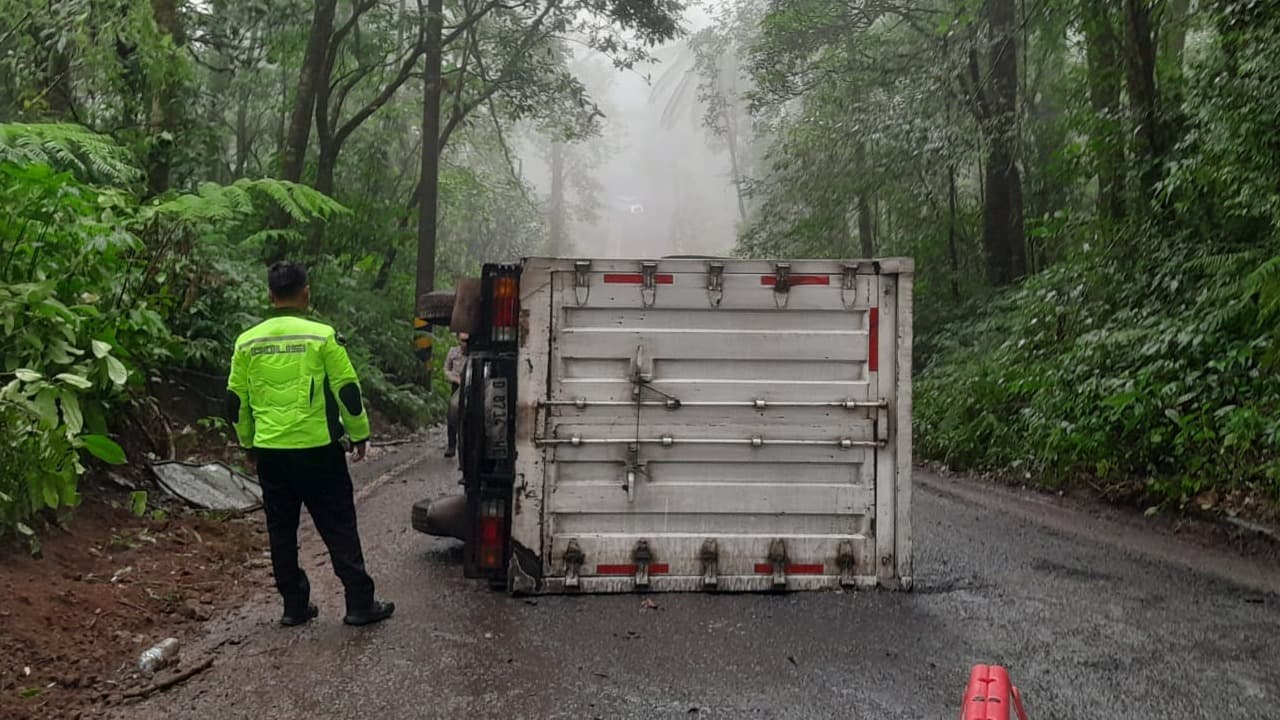 Diduga Rem Blong, Mobil Box Muatan Roti Terguling di Jalur Ijen Banyuwangi