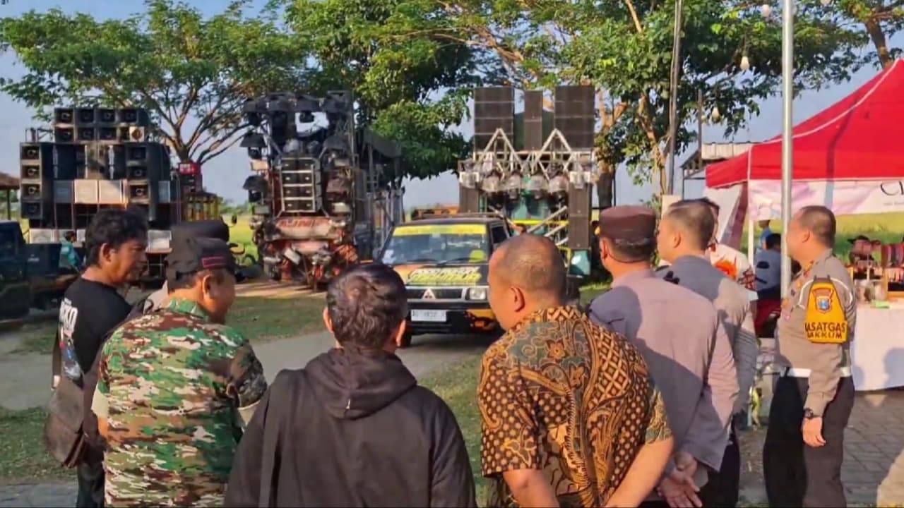 Petugas Gabungan Tertibkan Sound System untuk Pawai di Tulungagung