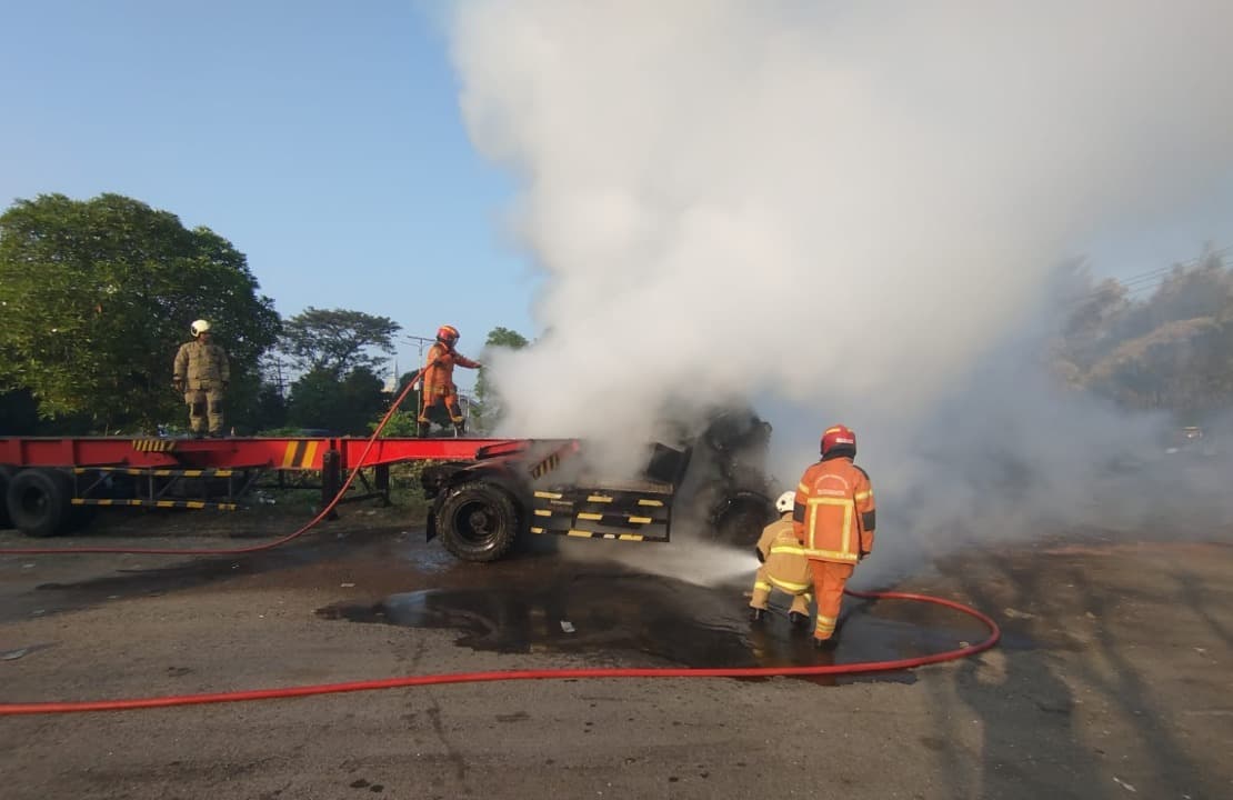 Truk Tronton Barang Bukti Kecelakaan Terbakar di Exit Tol Satelit