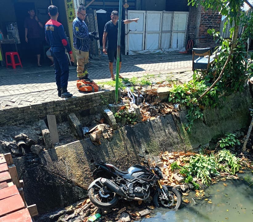 Tersenggol Kendaraan Lain, Honda Mega Pro Tercebur ke Sungai Labansari