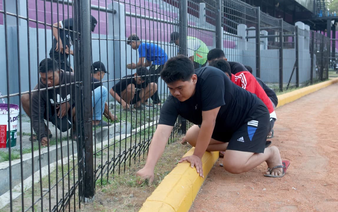 Persikmania Gelar Aksi Bersih-Bersih di Stadion Brawijaya