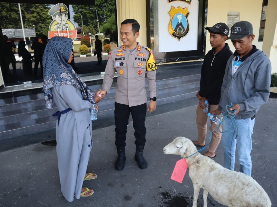 Ungkap Kasus Curwan, Kapolres Bondowoso Serahkan Barang Bukti Kambing ke Pemilik
