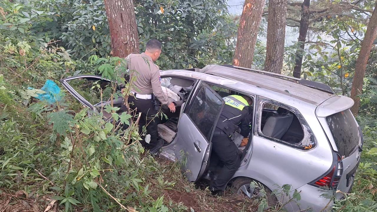 Mobil Rombongan Wisatawan Asal Surabaya Terjun ke Jurang Pacet Mojokerto, 6 Orang Terluka