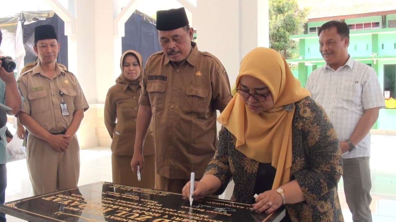 Mbak Zuli Resmikan Masjid Zul Hidayat di SMAN 1 Mojo Kediri