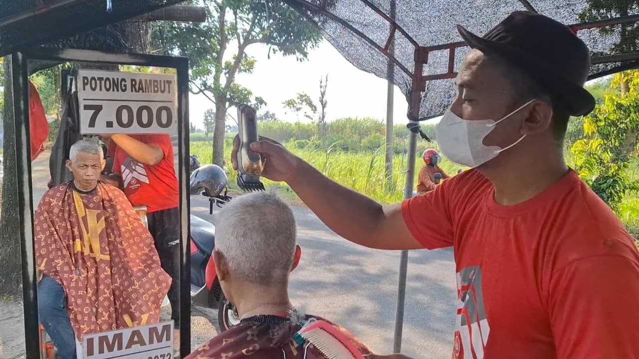 Tukang Cukur Rambut Bawah Pohon Bertahan di Tengah Modernisasi