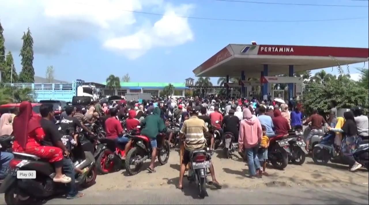 Krisis BBM di Jember, Warga Antri Pertalite Hingga 2 Jam