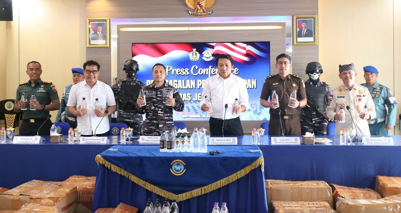 Dikirim dengan Bus AKAP, Satu Ton Arak Dari Bali di Gagalkan Lanal Banyuwangi