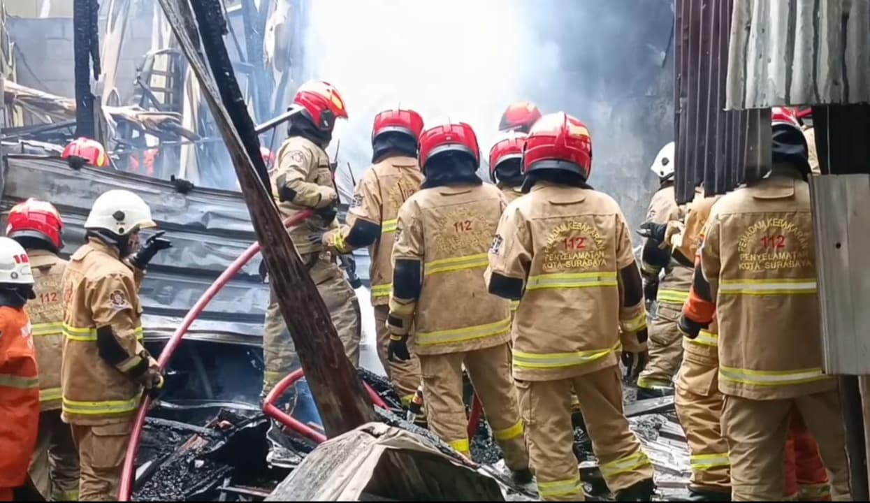 Ditinggal Antar Minuman, Bengkel Las dan Depot Air Minum di Surabaya Ludes Terbakar