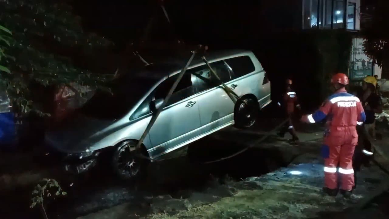 Diduga Sopir Mabuk, Mobil Tabrak Pembatas Jalan Hingga Masuk Sungai