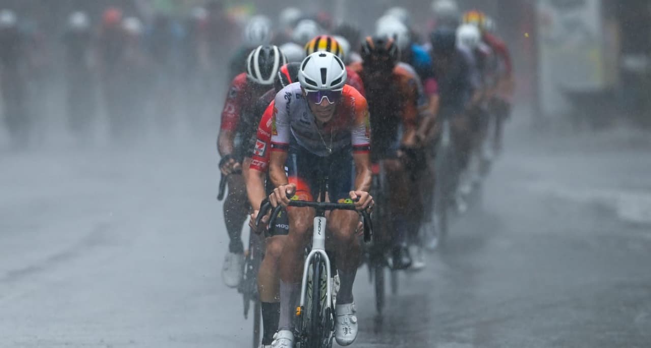 Diguyur Hujan Deras, Pertarungan Etape Tiga Tour de Banyuwangi Ijen Kian Panas