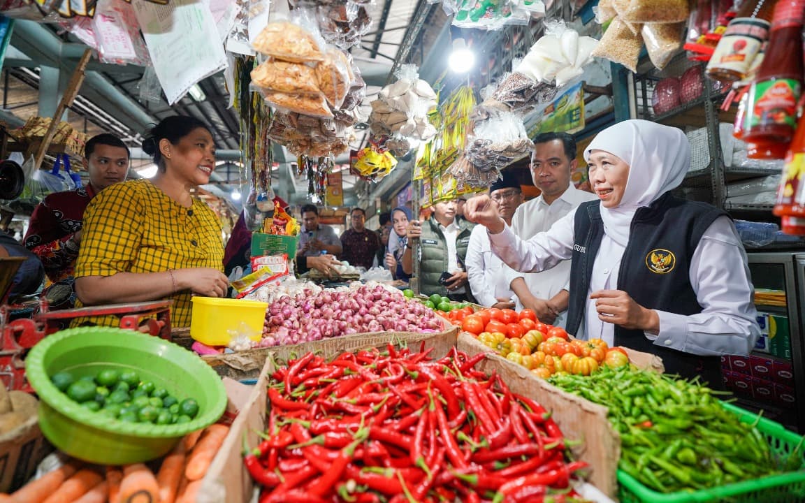 Tinjau Pasar Tanjung Jember, Gubernur Khofifah Pastikan Harga Stabil dan Distribusi Bahan Pokok Lancar