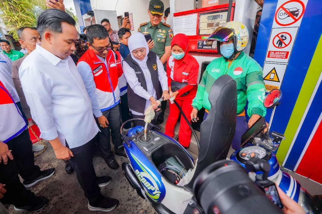 Suplai BBM ke Jember Mulai Normal, Gubernur Khofifah Bagikan Bensin Gratis Untuk Ojol