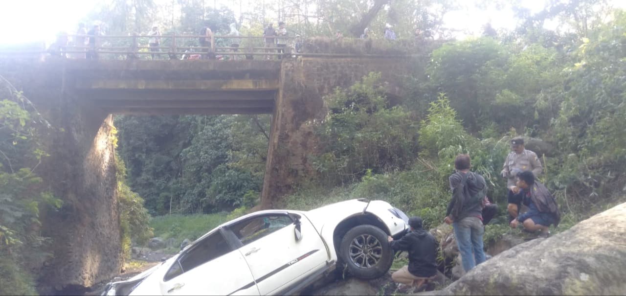 Rem Blong, Toyota Fortuner Terjun ke Sungai Sukapura Bromo