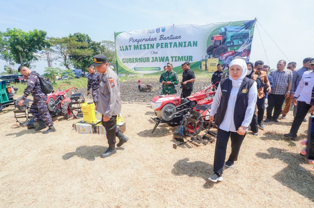 Serahkan Alsintan ke Petani Probolinggo, Gubernur Khofifah Siap Jadikan Jatim Pilar Ketahanan Pangan
