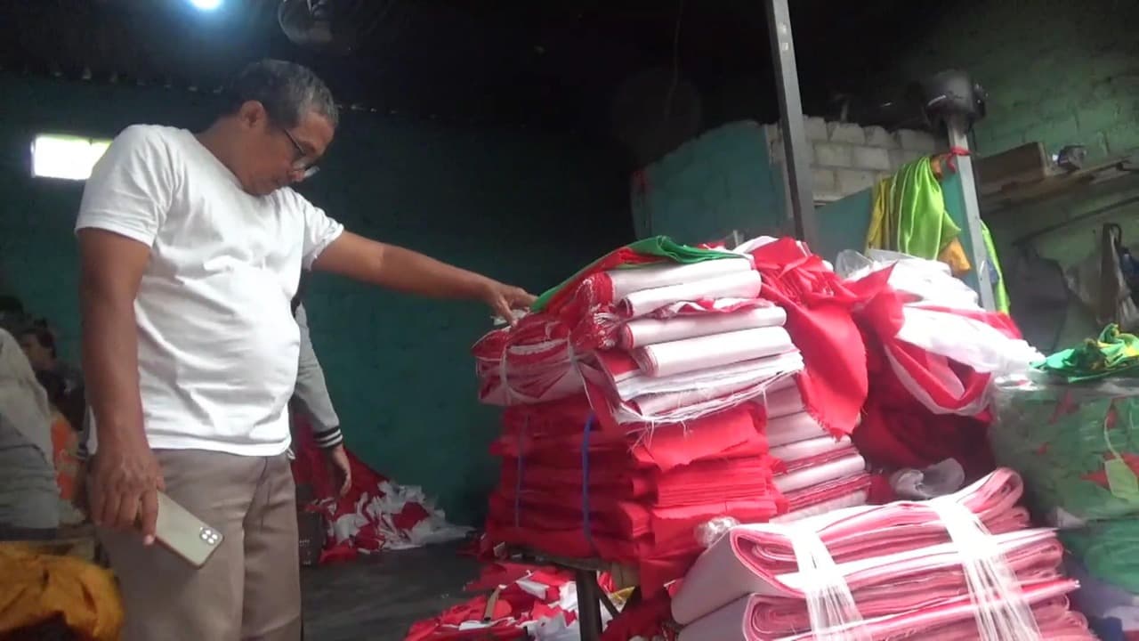 Jelang HUT RI ke-80, Perajin Bendera di Tulungagung Keluhkan Sepinya Permintaan