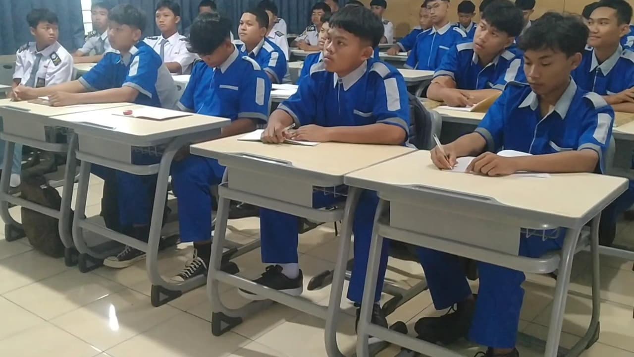 Siswa SMK di Kediri Patungan dari Uang Saku untuk Belikan Sepatu Temannya