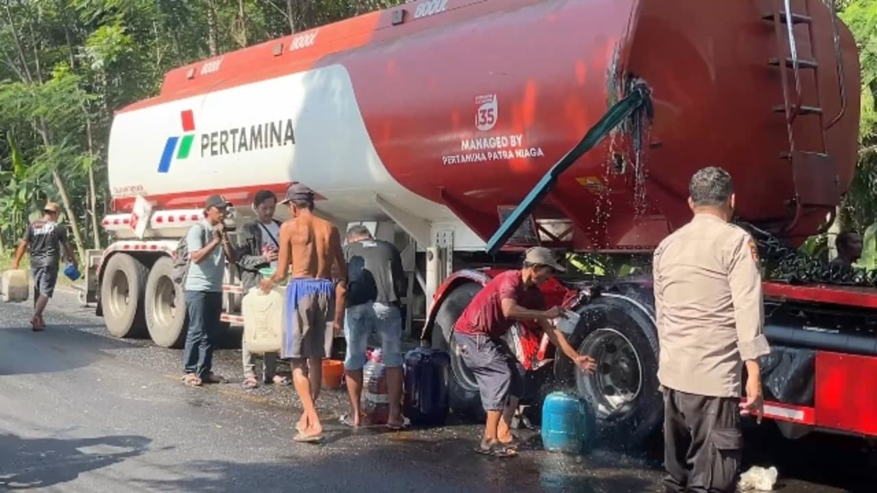 Rebutan Solar di Tengah Kecelakaan, Warga Tak Peduli Bahaya