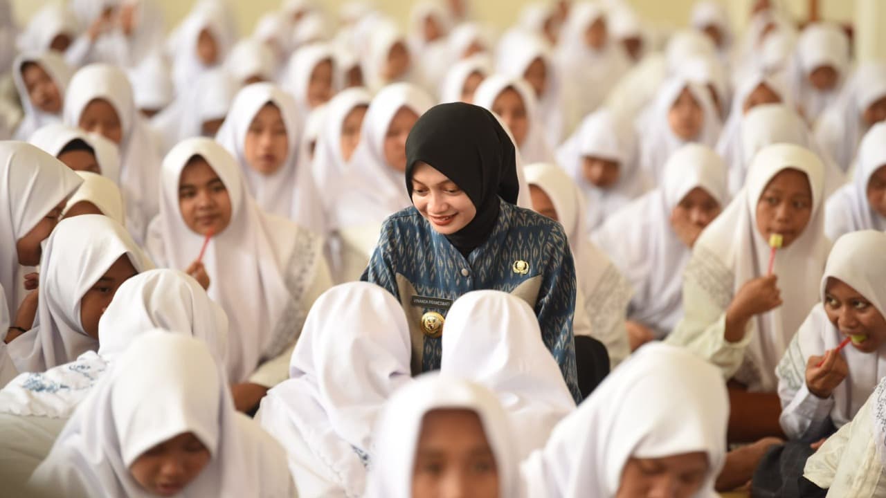 Mbak Wali Dorong Gaya Hidup Sehat Santri melalui Aksi Bergizi di Ponpes Al Amien Ngasinan Kota Kediri