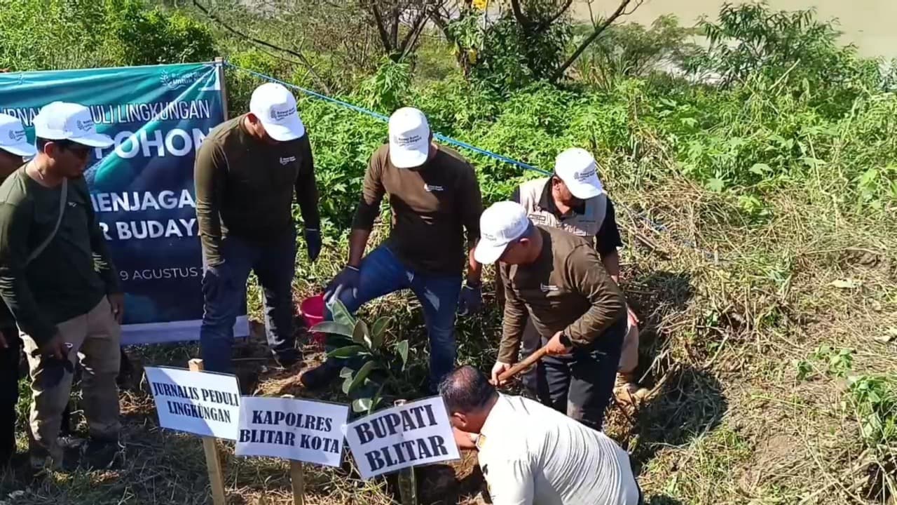 Prihatin dengan Lingkungan Situs Purbakala di Atas Pertambangan, Jurnalis Blitar Tanam Pohon