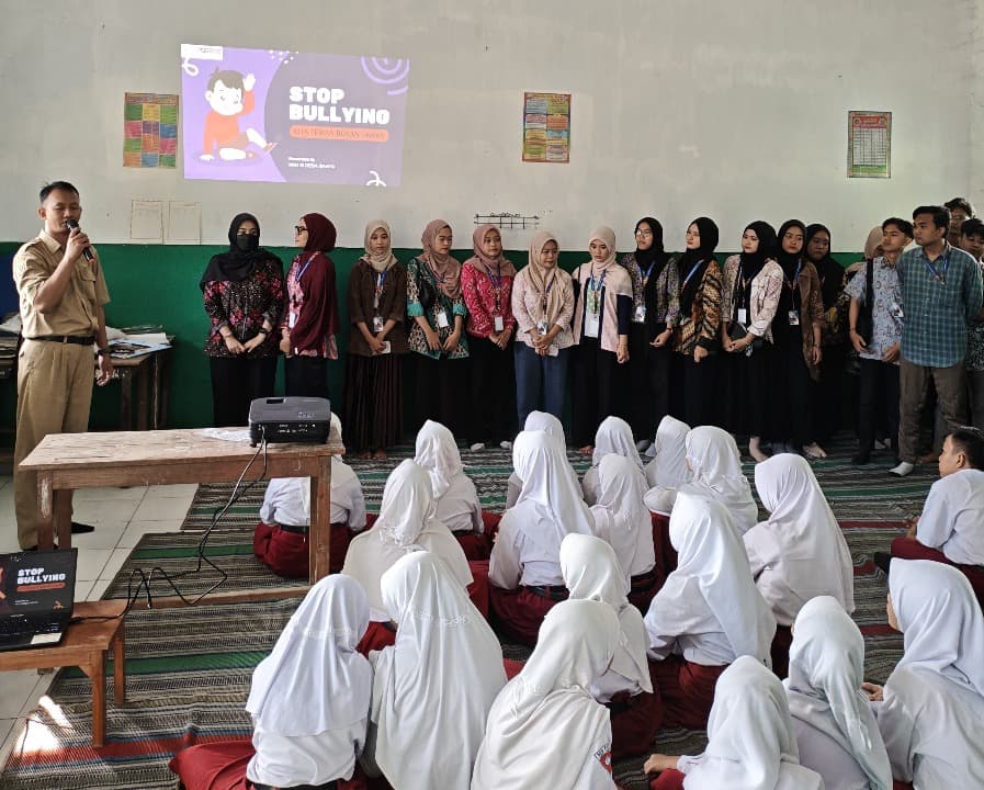 Cegah Perundungan Sejak Dini, Mahasiswa KKN UM Surabaya Edukasi Siswa SDN Sawo Lewat Cara Kreatif