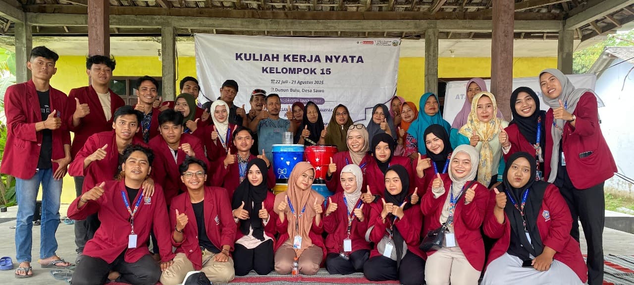 Ubah Limbah Dapur Jadi Pupuk, Mahasiswa KKN UM Surabaya Kenalkan Komposter Maggot di Desa Sawo