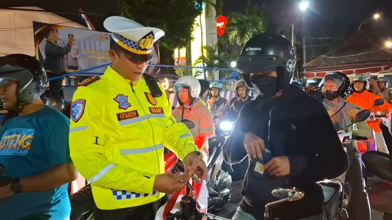 Semangat Nasionalisme, Polres Kediri Kota Bagikan 1.745 Bendera Merah Putih