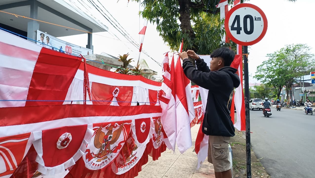 Penjualan Bendera Merah Putih di Pacitan Anjlok, Bendera One Piece Malah Jadi Incaran