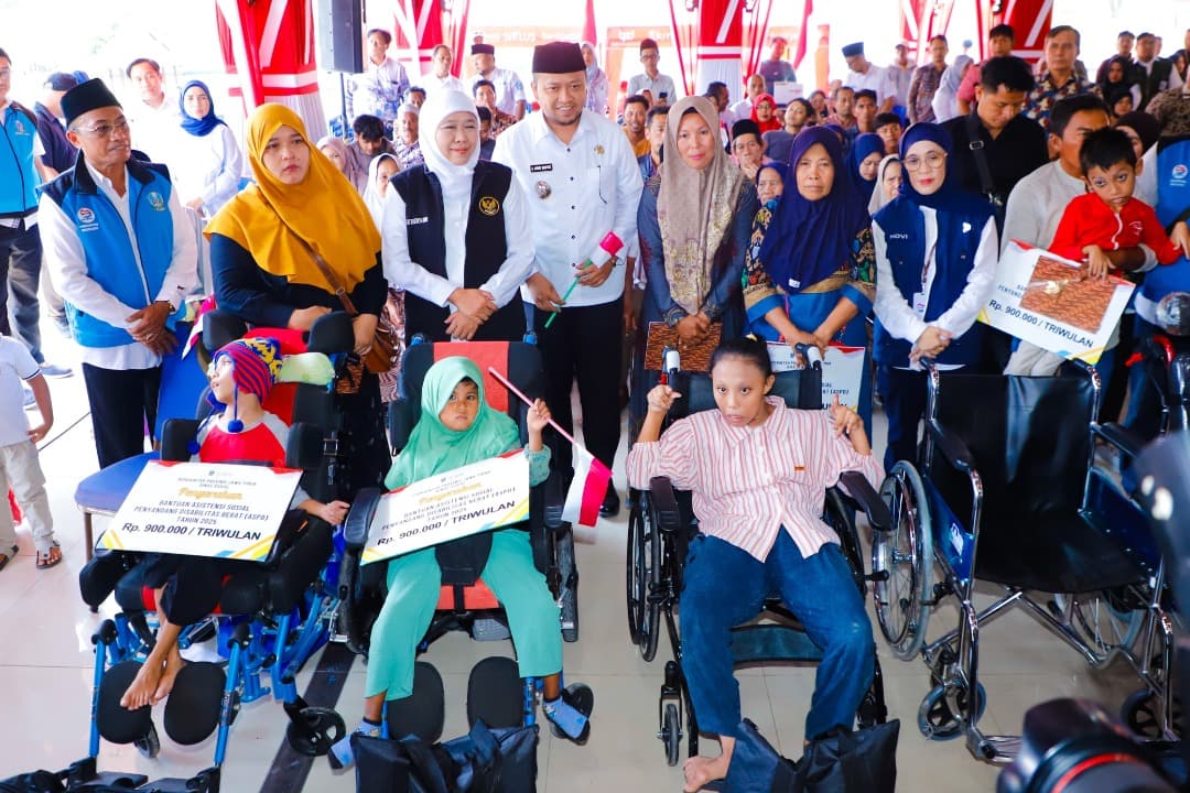Salurkan Bantuan Rp12,6 Miliar di Sampang, Gubernur Khofifah: Jangan Dipakai untuk Judi Online!