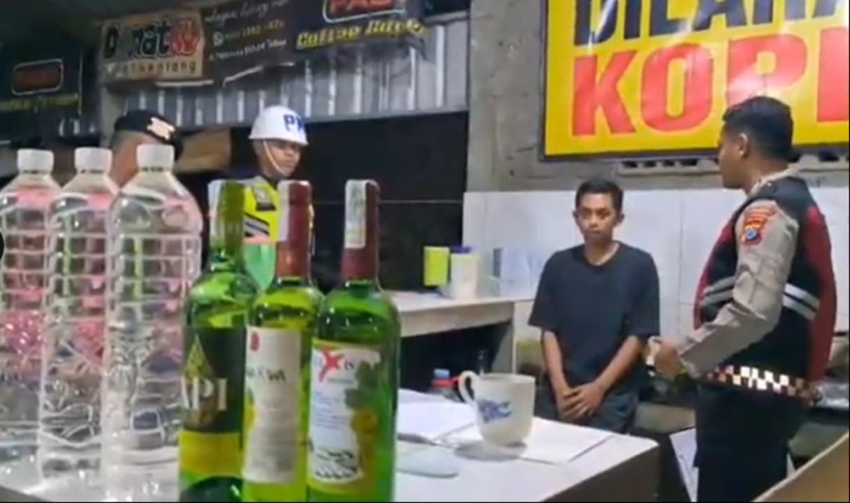 Razia Gabungan di Tuban Sita Puluhan Botol Miras Ilegal Menjelang HUT RI ke-80