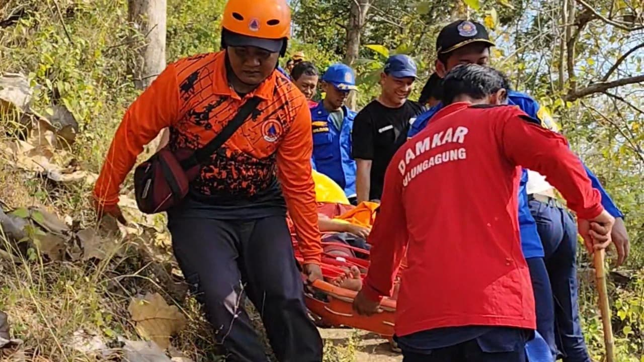 DAMKAR Tulungagung Selamatkan Pelajar MTs yang Terjatuh di Gunung Cemenung