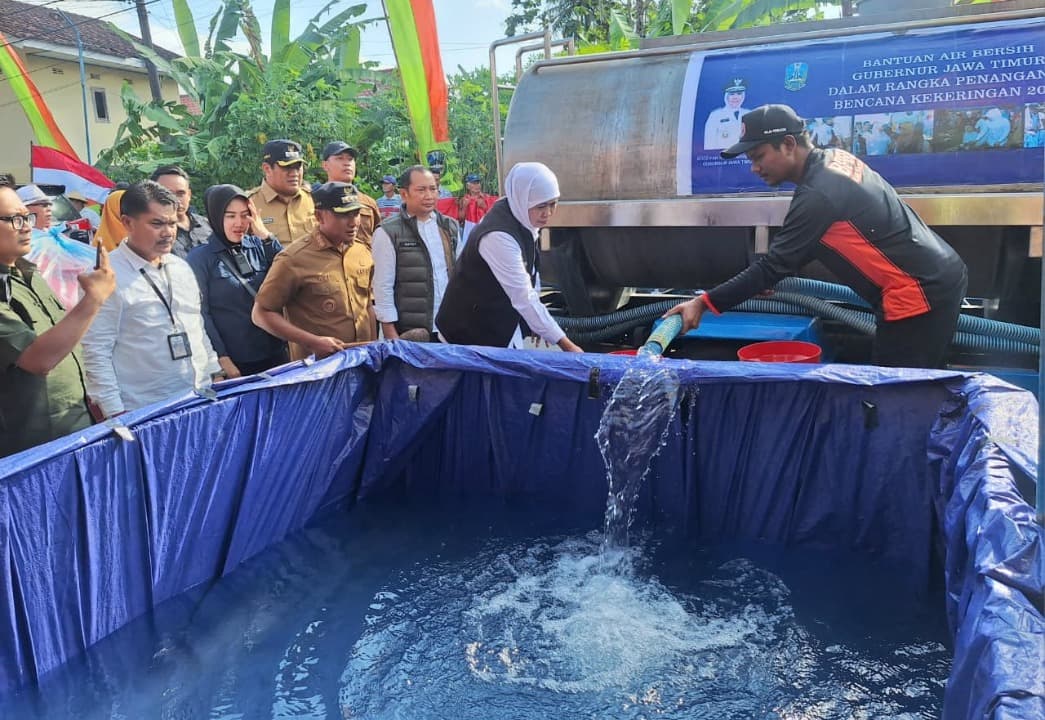 Antisipasi Kekeringan di Pacitan, Gubernur Khofifah Serahkan Bantuan Air Bersih dan Tandon