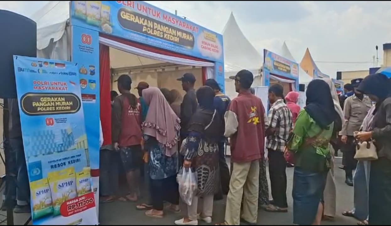 Ratusan Warga Serbu Mapolres Kediri untuk Dapatkan Sembako Murah