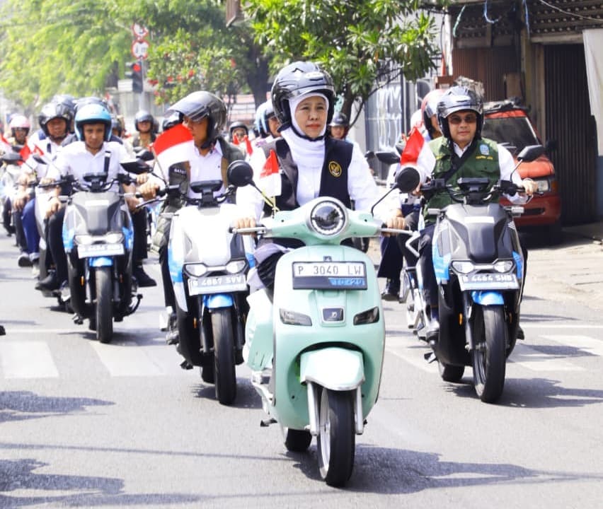 Kendarai Motor Listrik, Gubernur Khofifah Serahkan Tali Asih untuk Keluarga Pahlawan Nasional