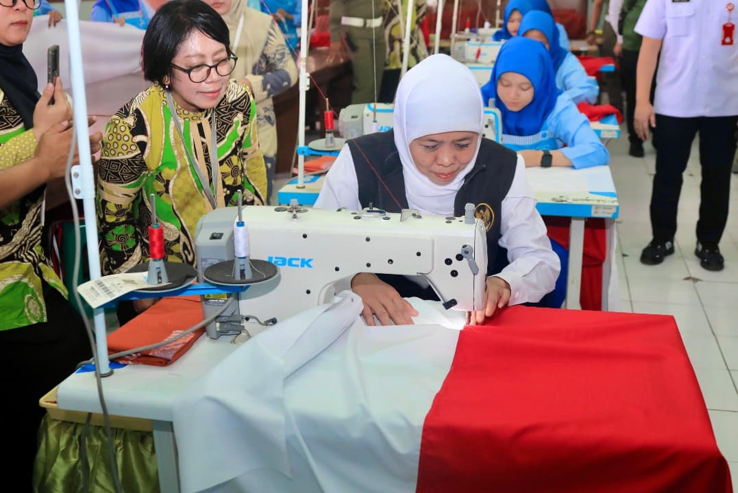 HUT ke-80 RI, Gubernur Khofifah Bersama Ribuan Pelajar se Jatim Jahit Bendera Merah Putih Terpanjang