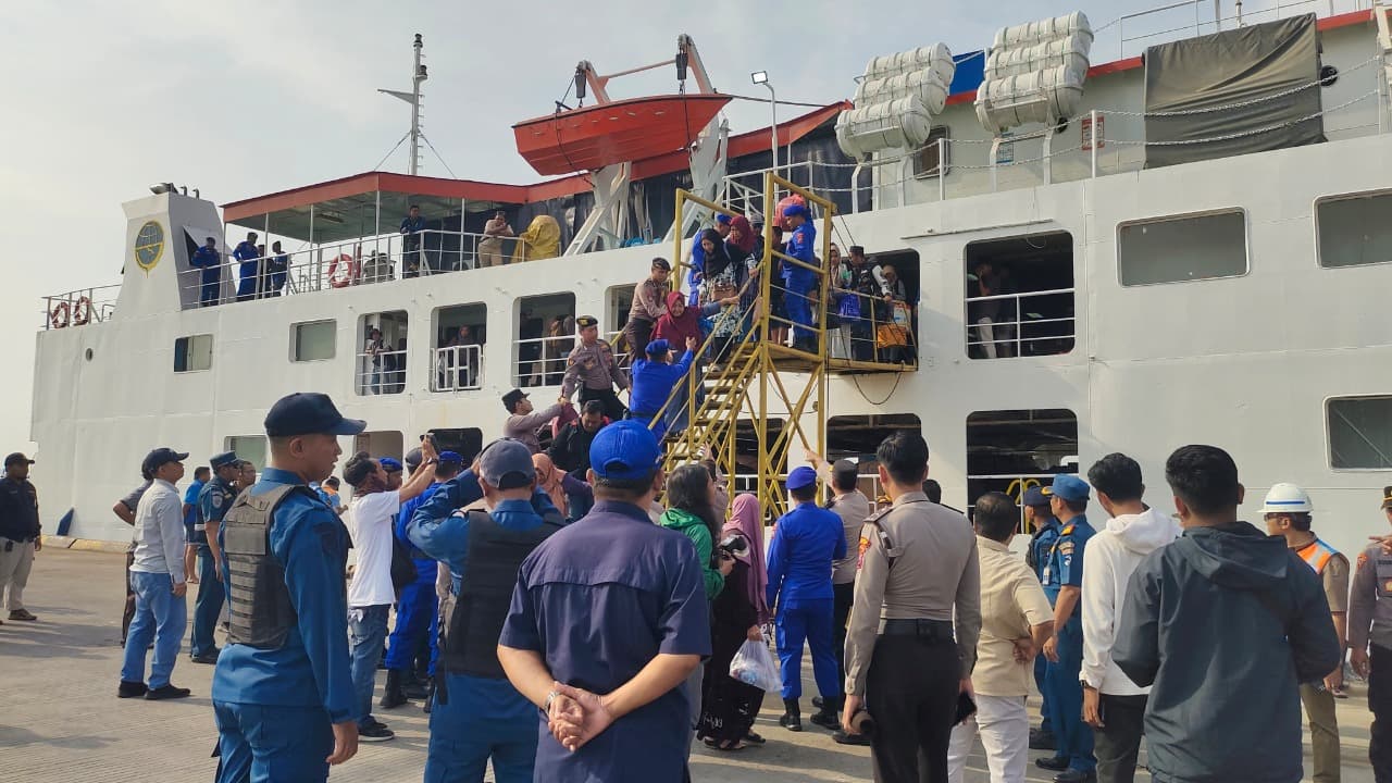 KMP Gili Iyang Akhirnya Tiba di Pelabuhan Gresik dengan Selamat