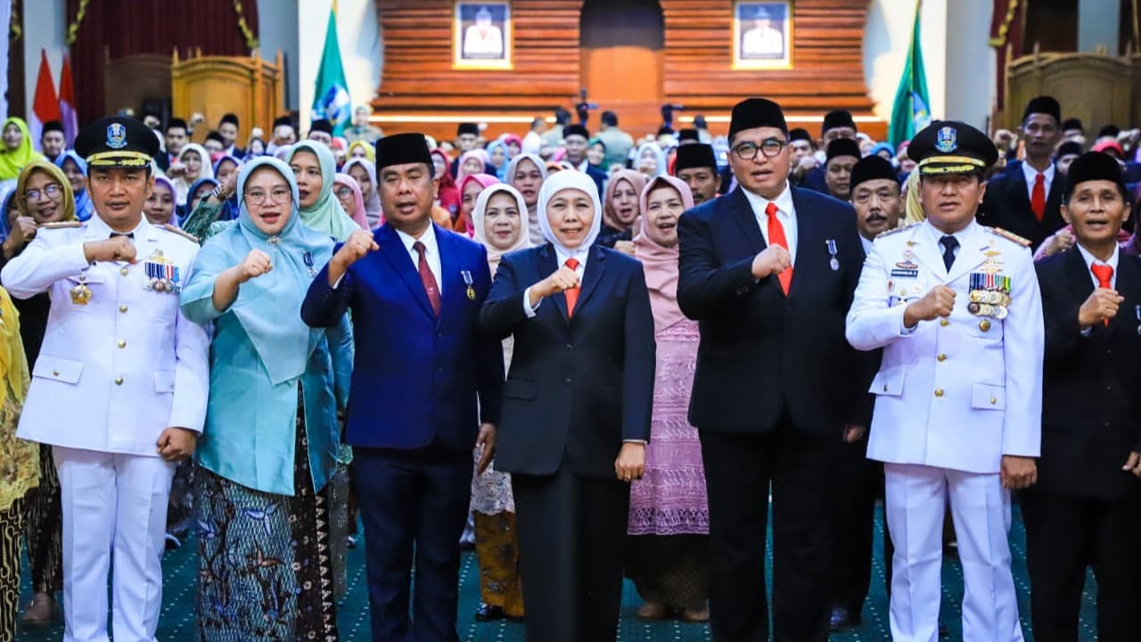 Gubernur Khofifah Sematkan Satyalancana Karya Satya kepada 600 ASN Pemprov Jatim