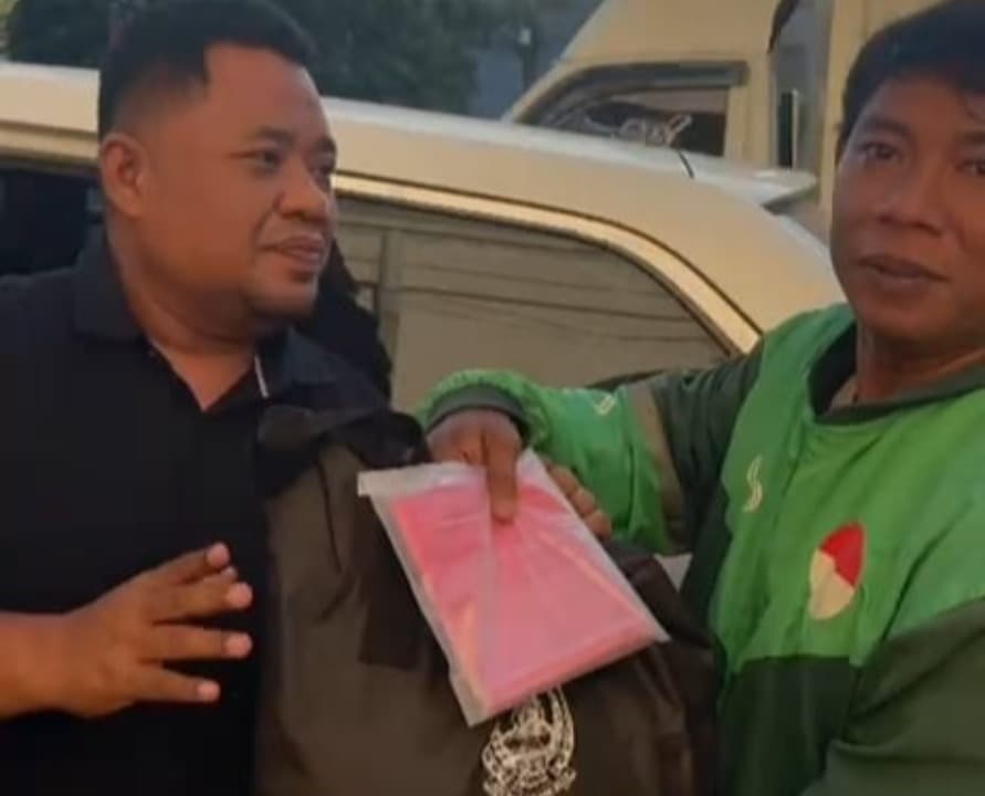 Sambut HUT ke-80 RI, Gus Yusuf Bagikan Bendera Merah Putih kepada Driver Ojol dan Jukir
