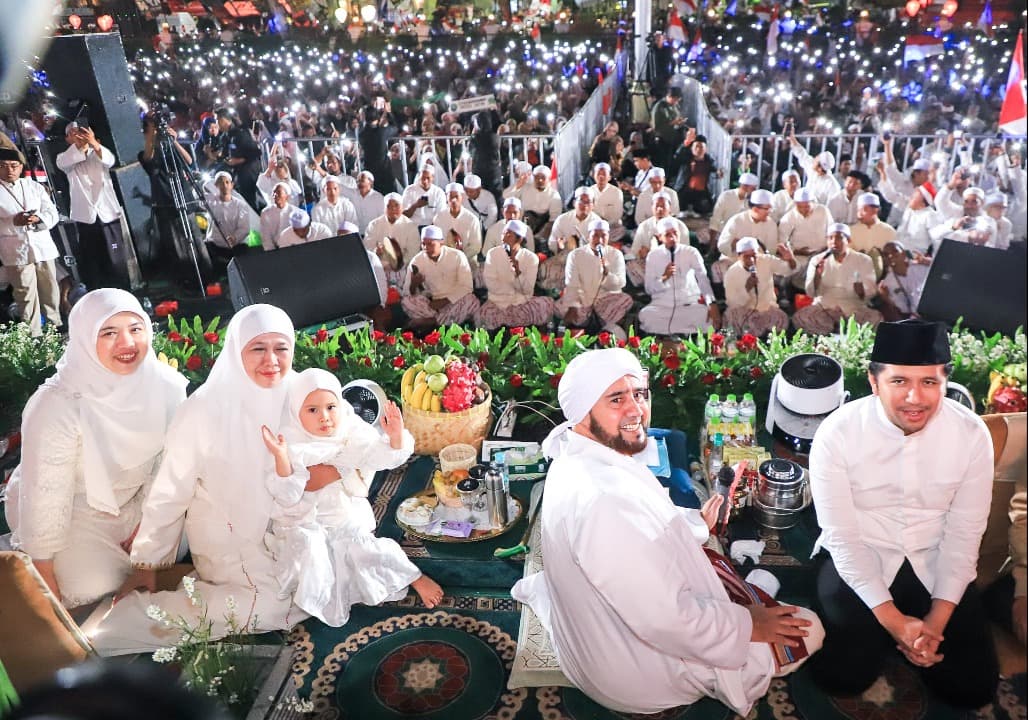 Gubernur Khofifah dan Ribuan Masyarakat Jatim Sholawat HUT ke-80 RI Bersama Habib Syech