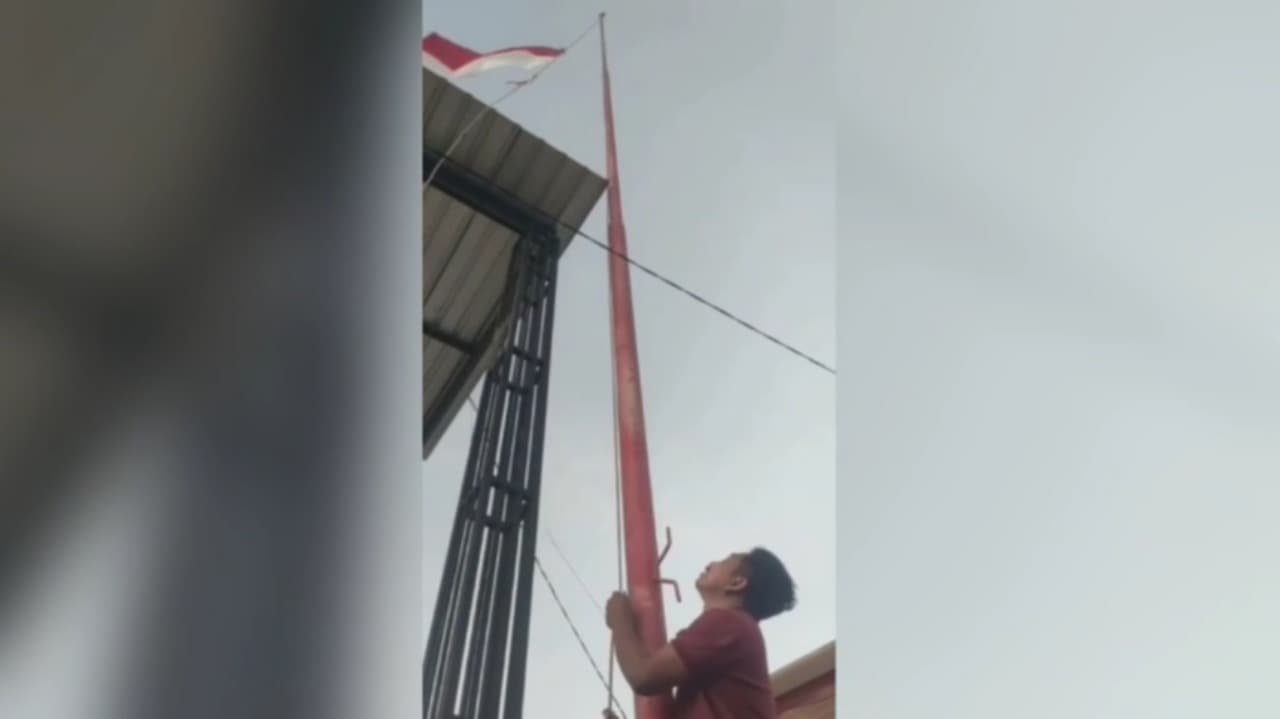 Viral, Pemuda Sumenep Turunkan Bendera Parpol dan Ganti Merah Putih