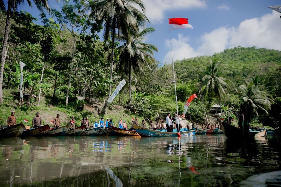 Tradisi Unik Upacara Bendera Hari Kemerdekaan di Tengah Sungai Maron Pacitan