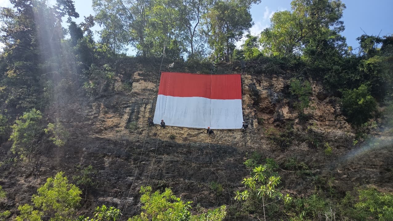 Bendera Merah Putih Raksasa Berkibar di Bukit Gelon Pacitan