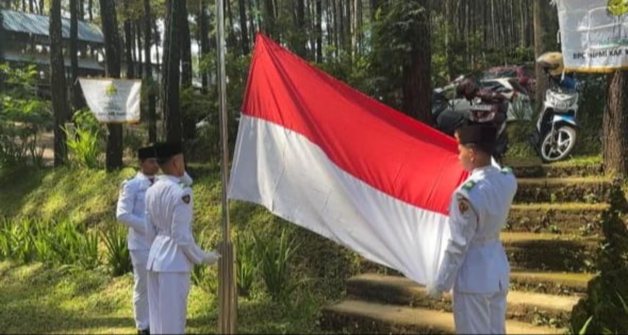 BPC HIPMI dan PWI Mojokerto Raya Gelar Upacara HUT ke-80 di Alas Venus Trawas