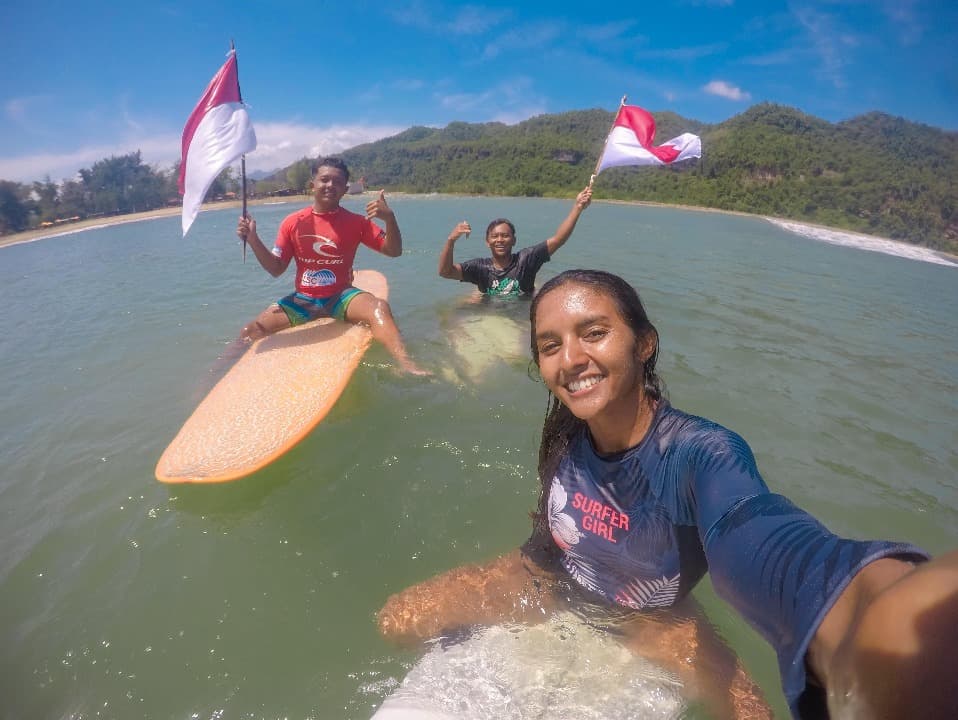 Surfing Sambil Kibarkan Merah Putih, Cara Unik Surfer Pacitan Rayakan HUT ke-80 RI
