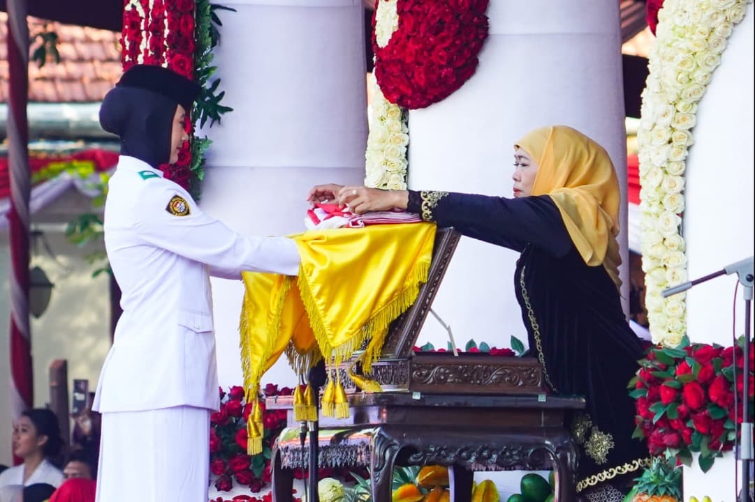 Ribuan Masyarakat Antusias Ikuti Upacara HUT ke-80 RI Bersama Gubernur Khofifah di Grahadi