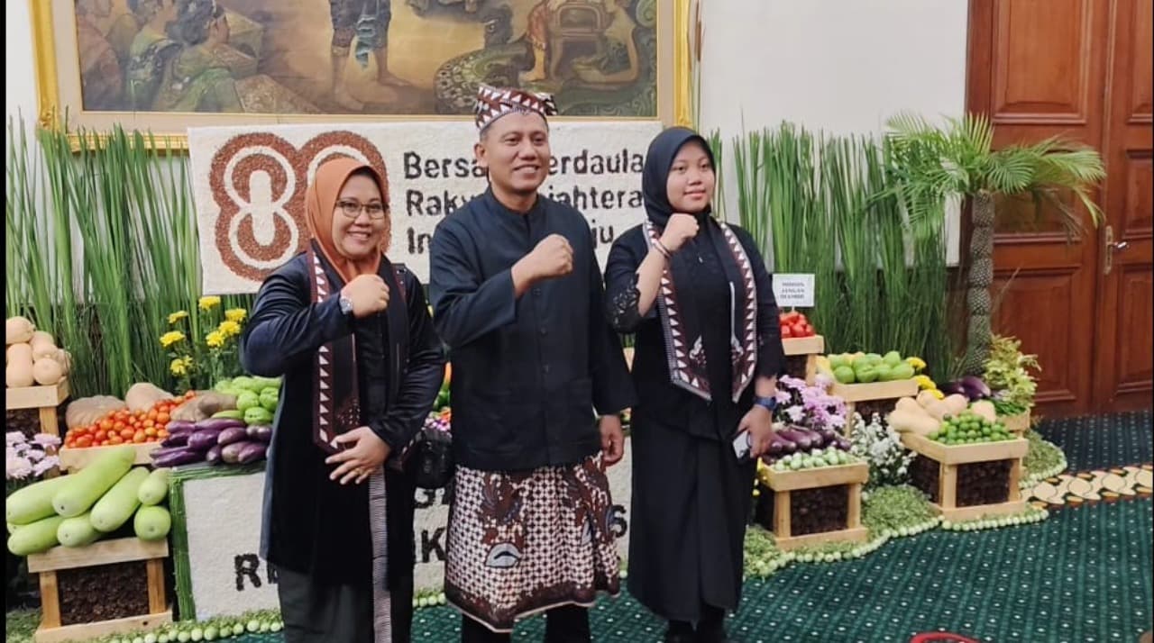 Berpakaian Adat Batik Obor Sewu, Masyarakat Samin Jadi Tamu Kehormatan Gubernur Khofifah di Upacara HUT ke-80 RI