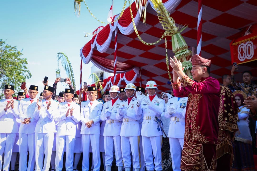 Wali Kota Eri Cahyadi Apresiasi Mental Paskibraka Surabaya usai Insiden Bendera Terbalik